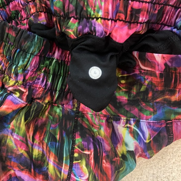 Lululemon Hotty Hot High-Rise Short 2.5"
Hyper Flow Pink Multi / Black - Picture 7 of 7